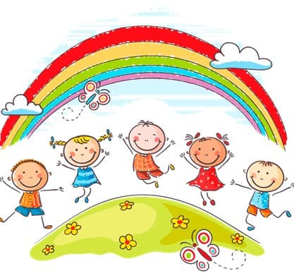 Дети прыгают на лужайке под радугой.